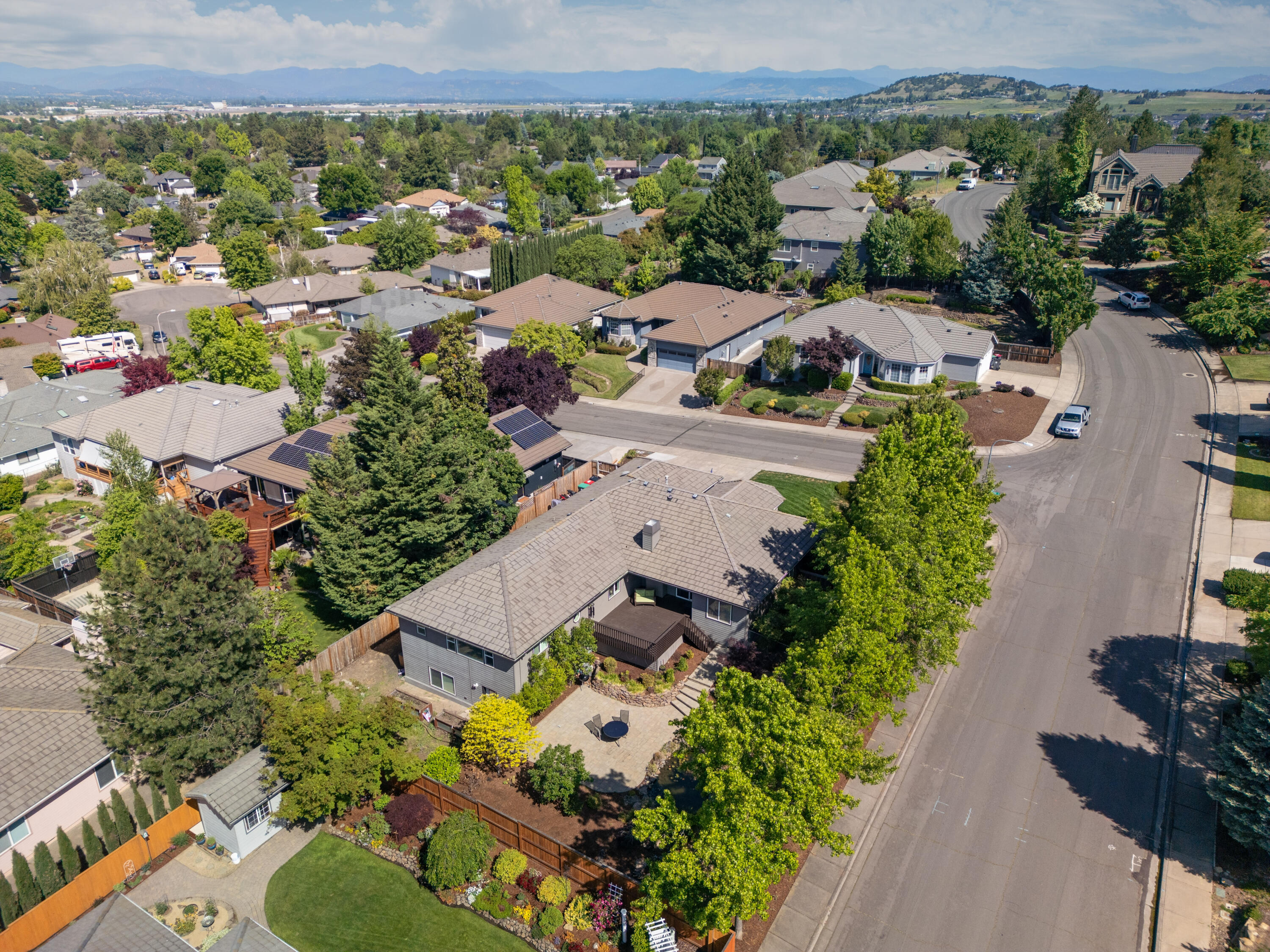 2928 Flint Ridge Avenue Medford, OR 97504 - Photo 30 of 33