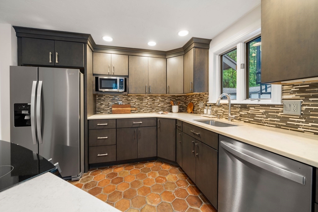 516 First Parish Road Scituate, MA 02066 - Photo 17 of 37
