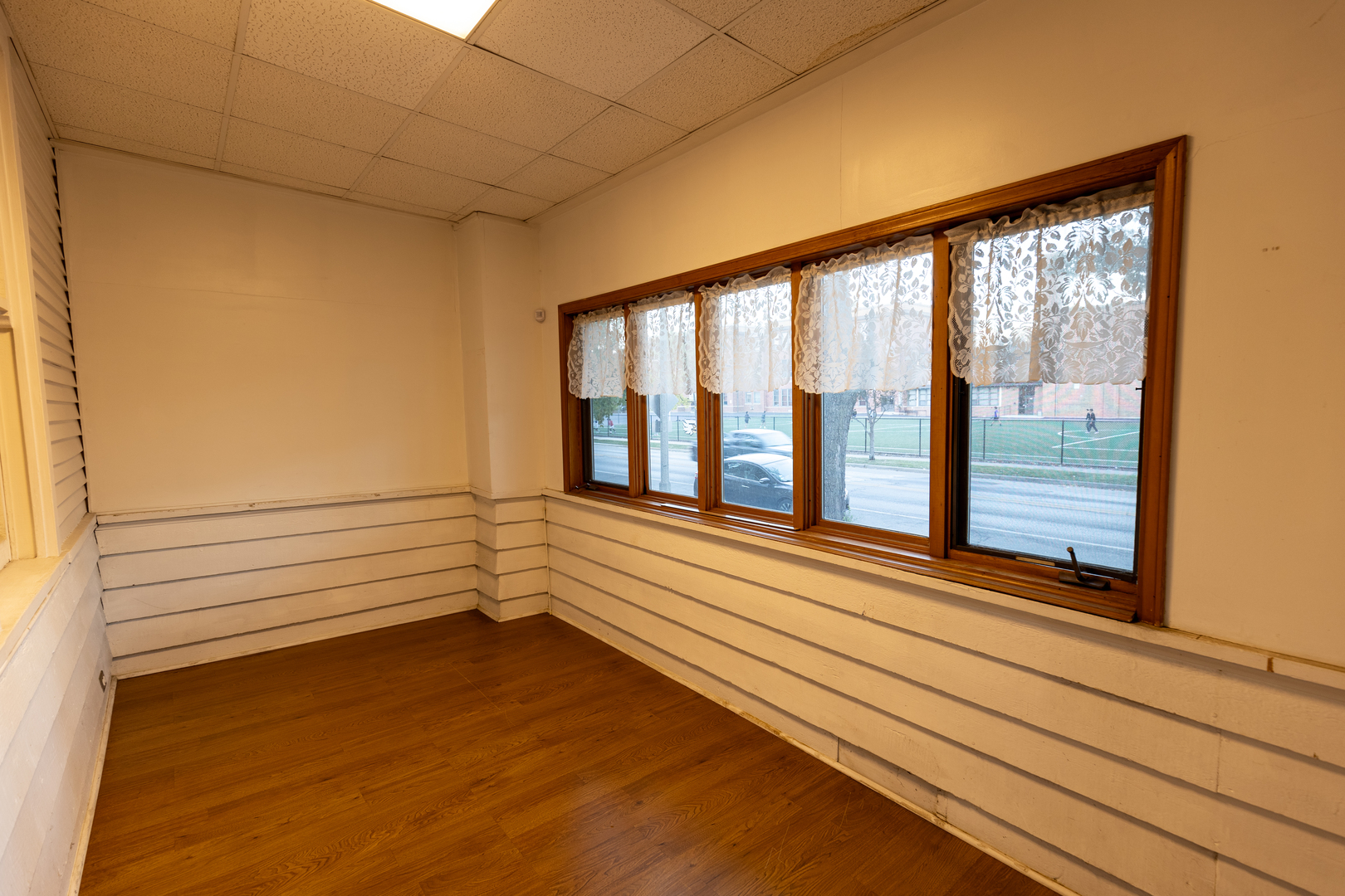 1133 South Ridgeland Avenue Oak Park, IL 60304 - Photo 17 of 20 a view of a balcony with window