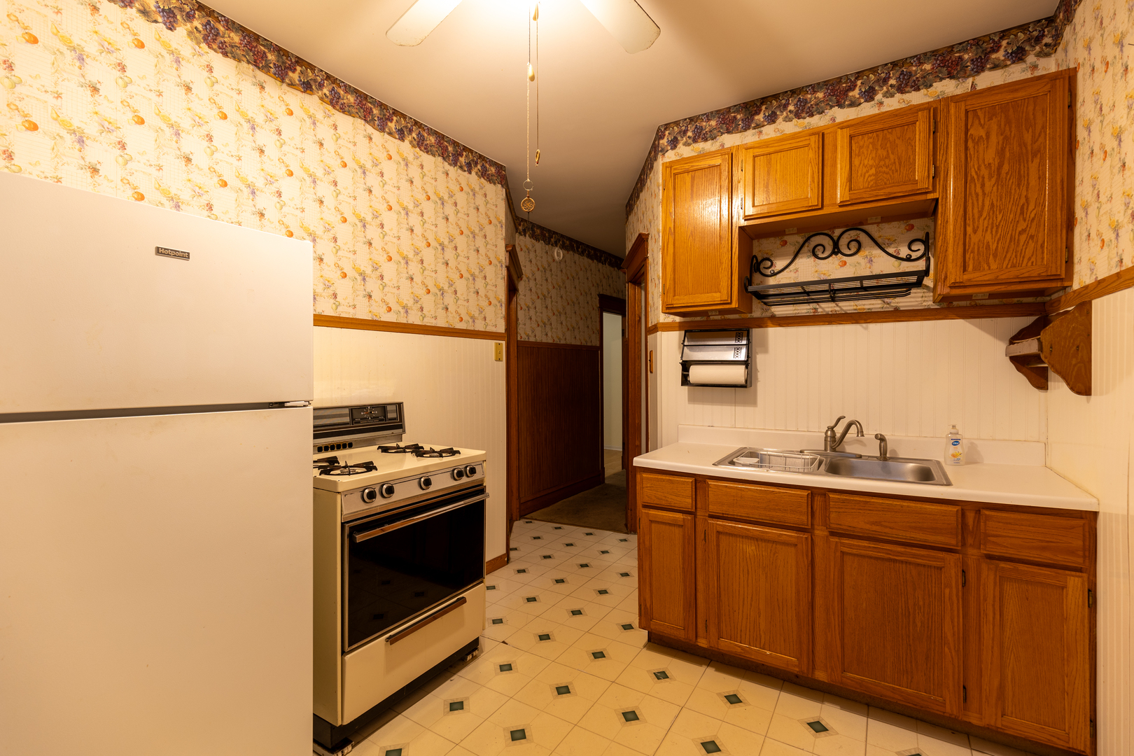 1133 South Ridgeland Avenue Oak Park, IL 60304 - Photo 2 of 20 a kitchen with granite countertop a sink and a stove