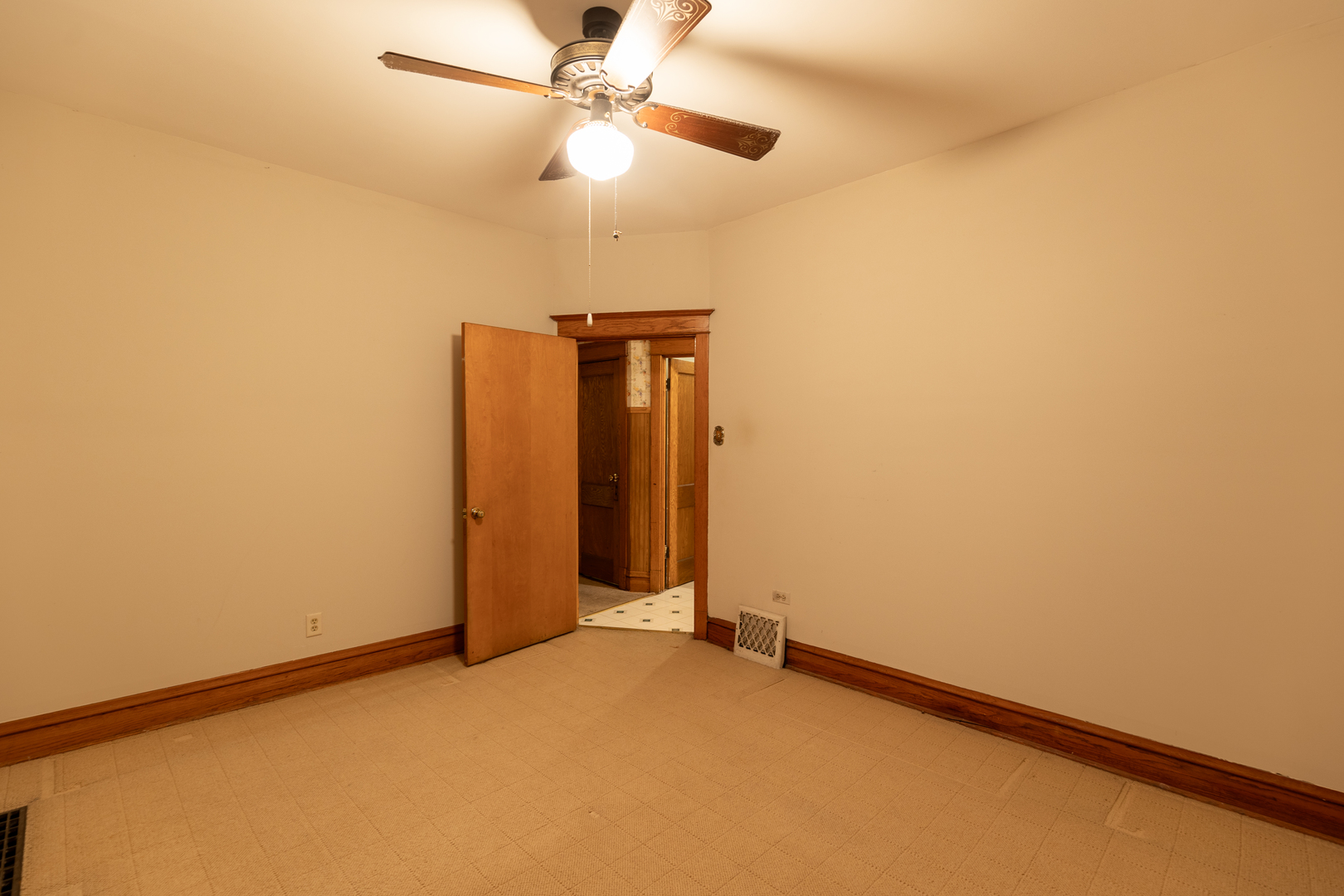 1133 South Ridgeland Avenue Oak Park, IL 60304 - Photo 7 of 20 an empty room with closet and a chandelier fan