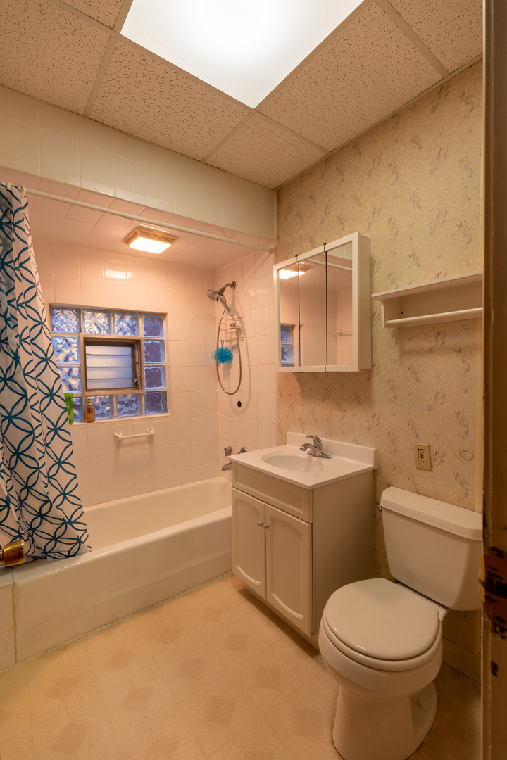 1133 South Ridgeland Avenue Oak Park, IL 60304 - Photo 8 of 20 a bathroom with a sink a toilet and shower