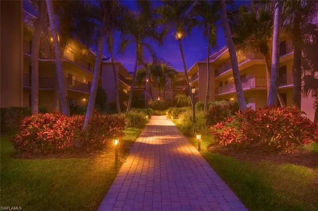 $425,000 | 5250 Fox Hollow Drive, Unit 505, Naples, FL 34104