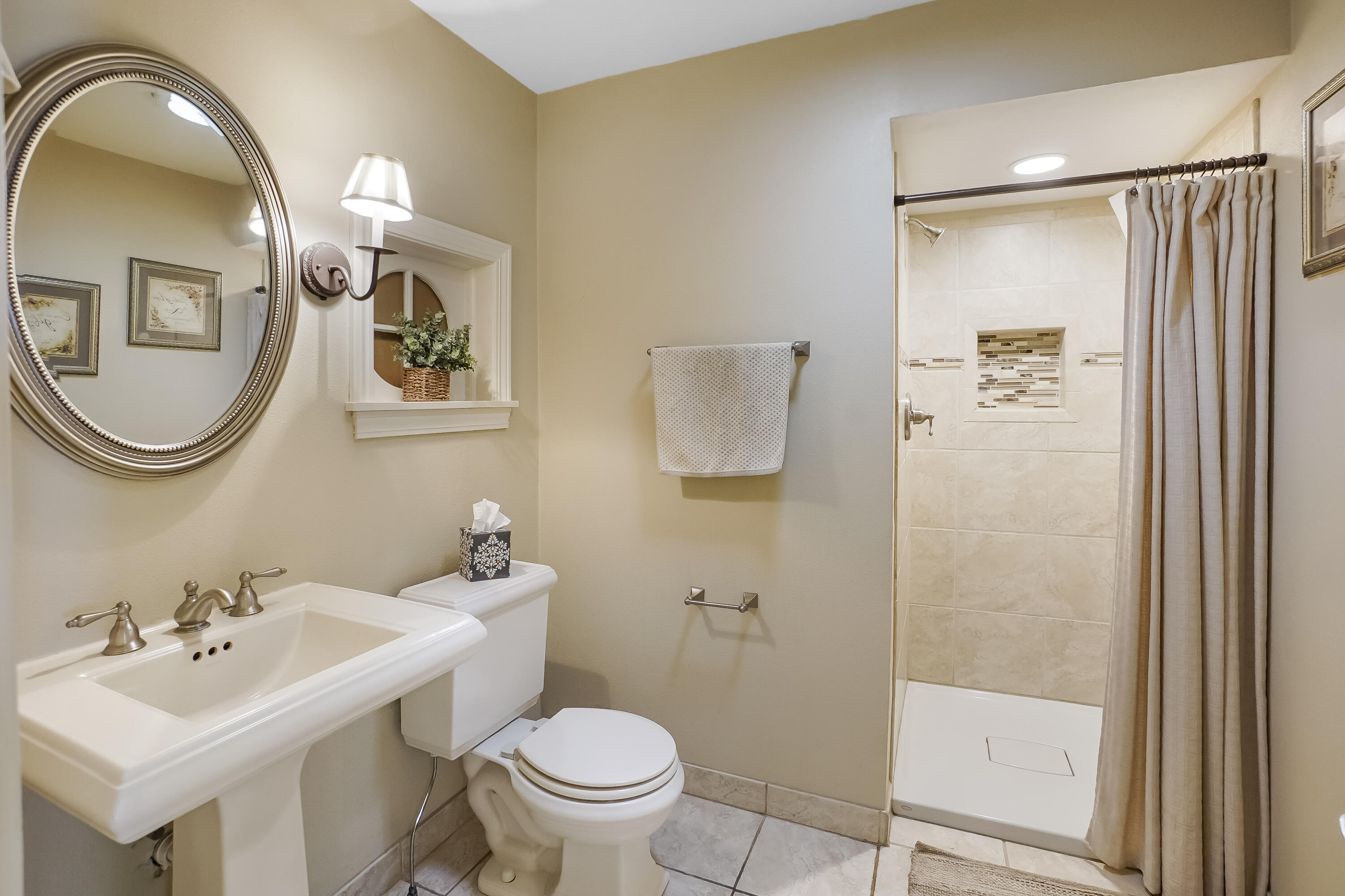 12800 Elmwood Road Elm Grove, WI 53122 - Photo 20 of 41 Bathroom