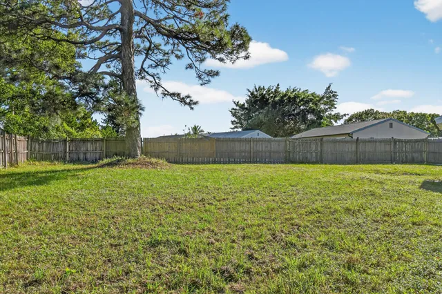 a view of a backyard