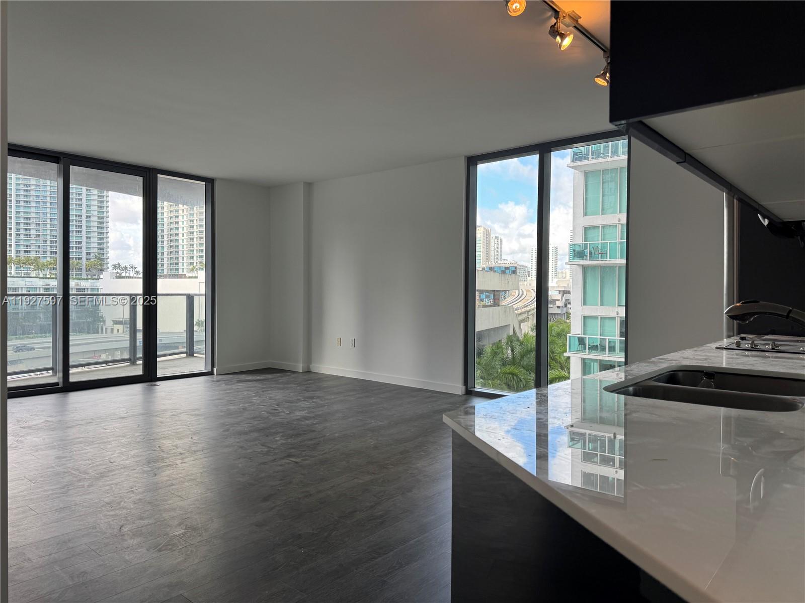 31 Southeast 6th Street, Unit 902 Miami, FL 33131 - Photo 4 of 29