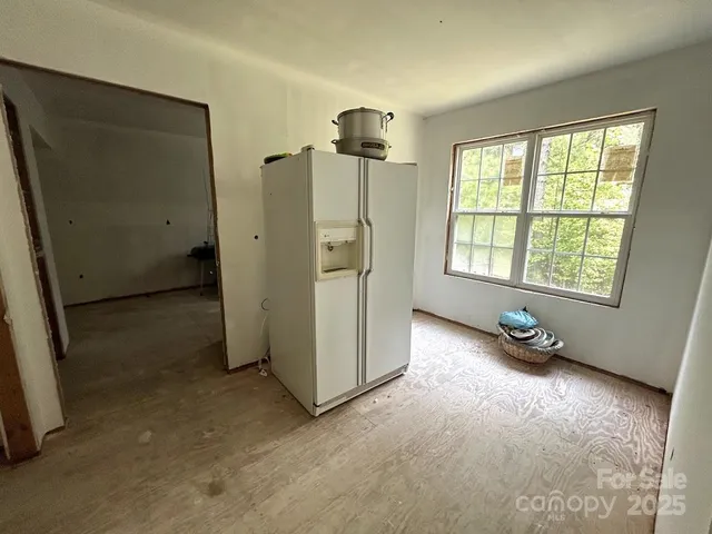 a view of a house with backyard and garden