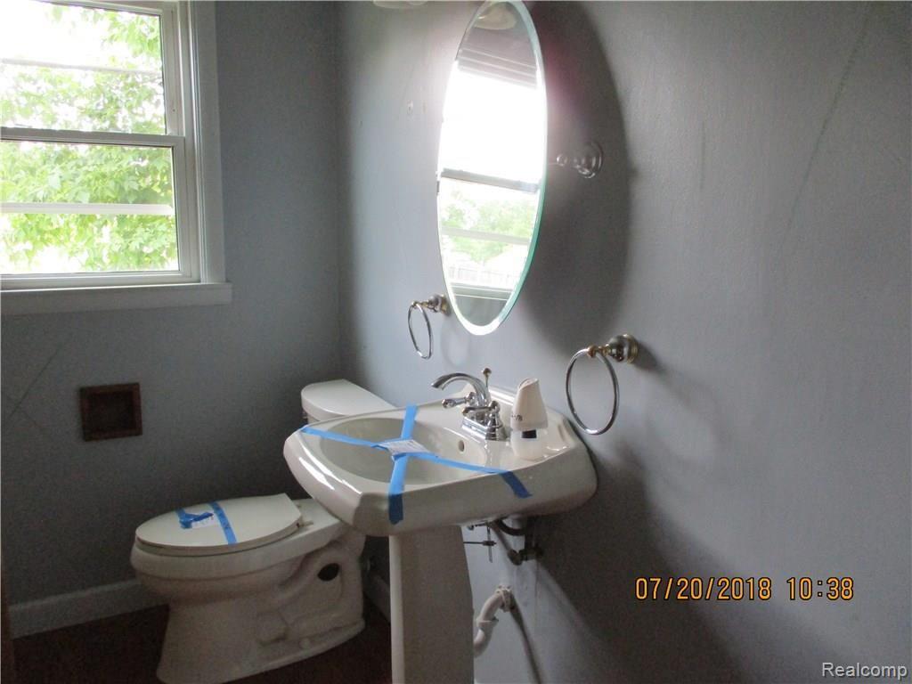 6433 Fenton Road Flint, MI 48507 - Photo 13 of 15 IMG_0239.JPG