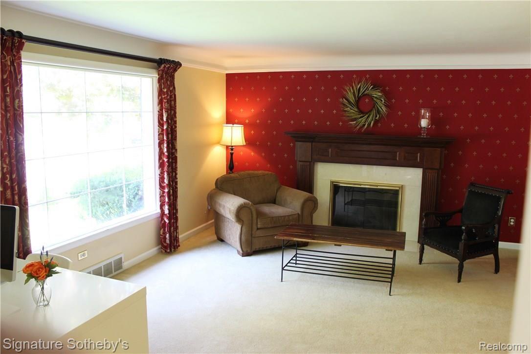 1748 Prestwick Road Grosse Pointe, MI 48236 - Photo 2 of 24 IMG_0982.jpg