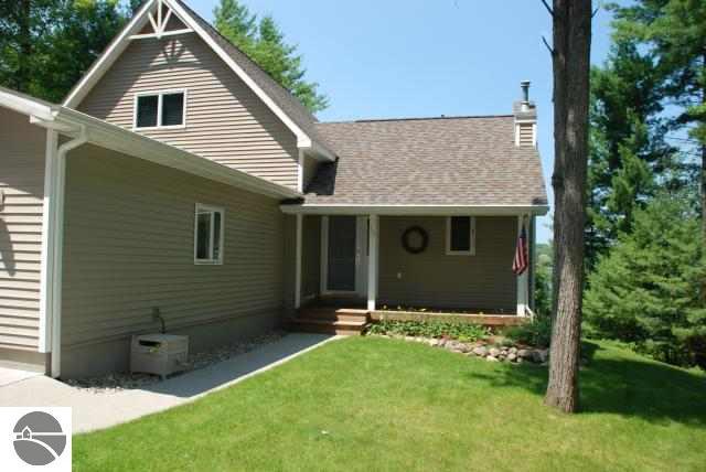 36 Highview Road Traverse City, MI 49696 - Photo 6 of 15 1724460-5.JPG
