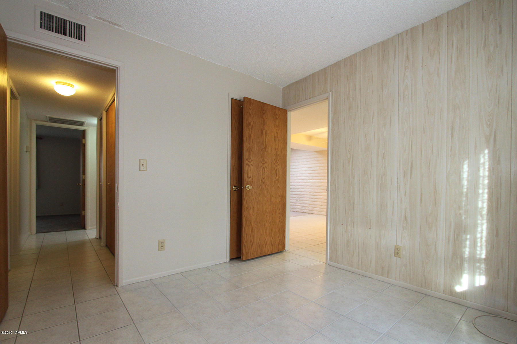 630 South Pantano Road, Unit D Tucson, AZ 85710 - Photo 20 of 25 Front bedroom
