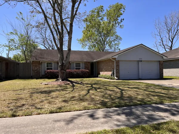 $2,100 | 16450 Hibiscus Lane, Friendswood, TX 77546