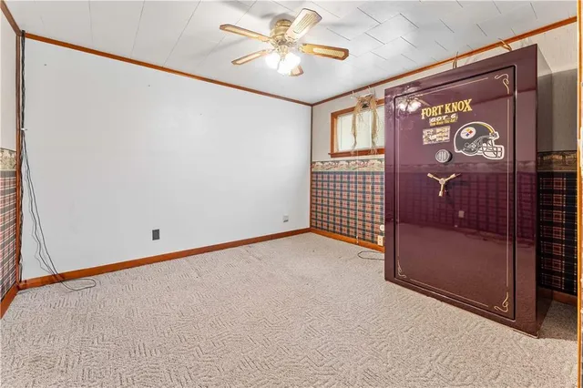 a view of empty room with window