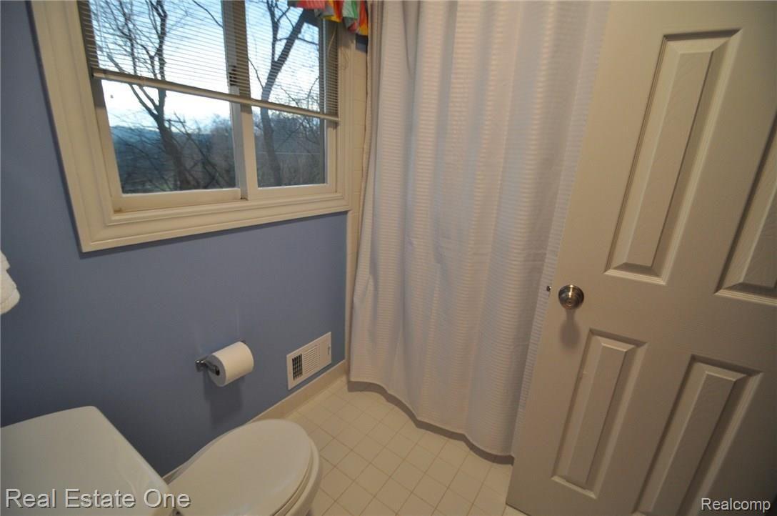 6360 Peach Tree Court Rochester, MI 48306 - Photo 30 of 55 28.JPG