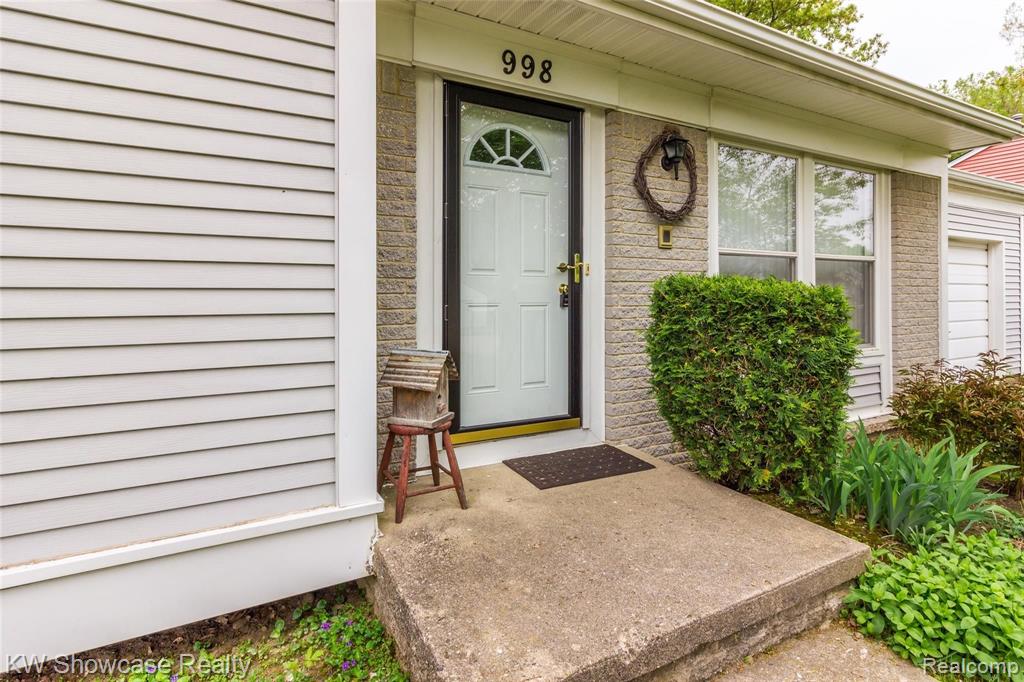 998 Hadley Road Rochester Hills, MI 48307 - Photo 2 of 42