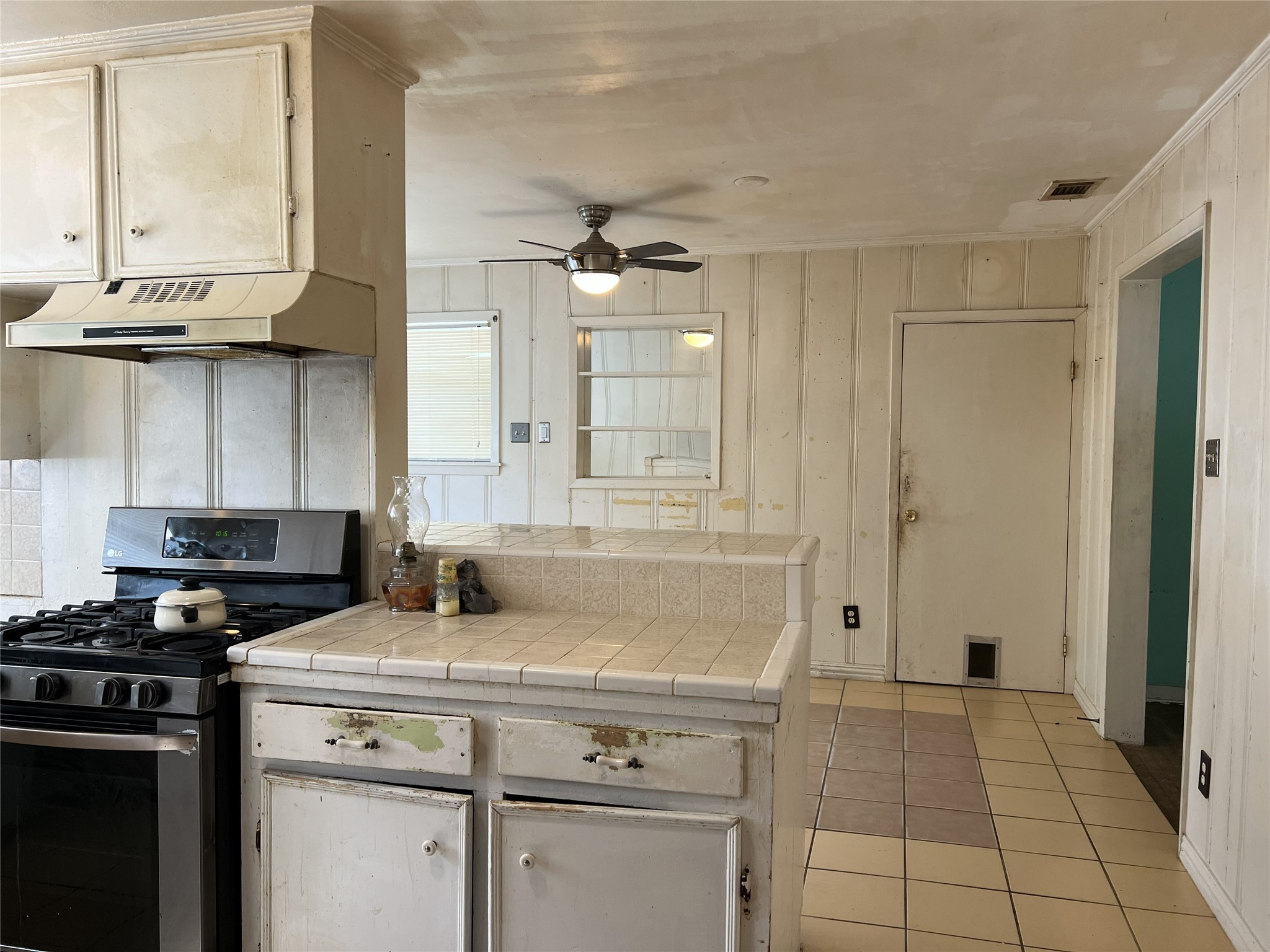 403 Wagers Street Conroe, TX 77301 - Photo 8 of 22 a kitchen with stainless steel appliances granite countertop a stove a sink and a refrigerator