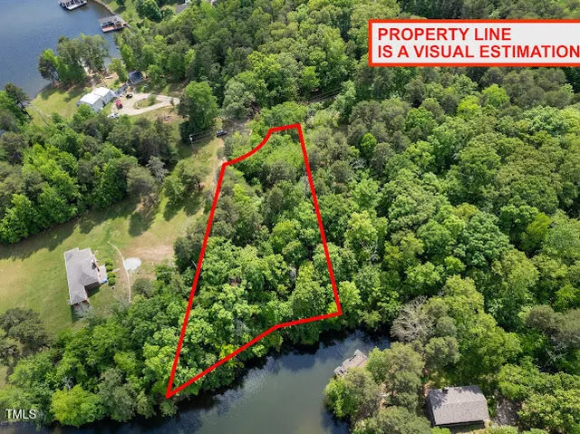 a sign that is sitting in the grass next to a road