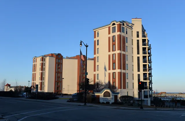 $352,500 | 333 Lake Avenue, Unit 401, Racine, WI 53403