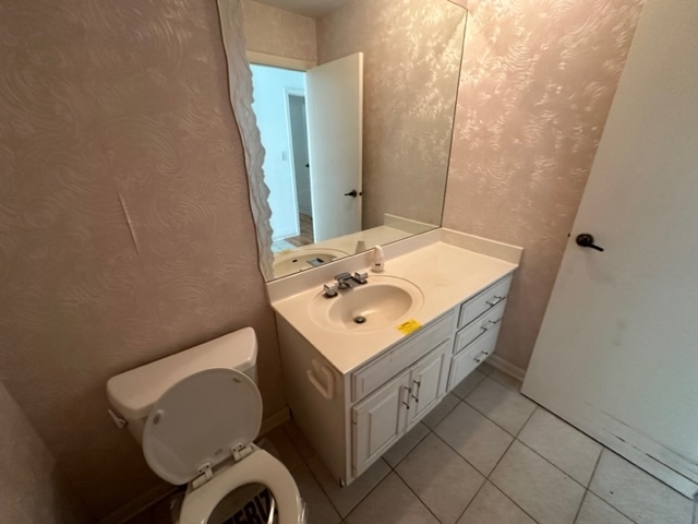 2647 Salceda Drive Northbrook, IL 60062 - Photo 12 of 19 a bathroom with a sink toilet and mirror