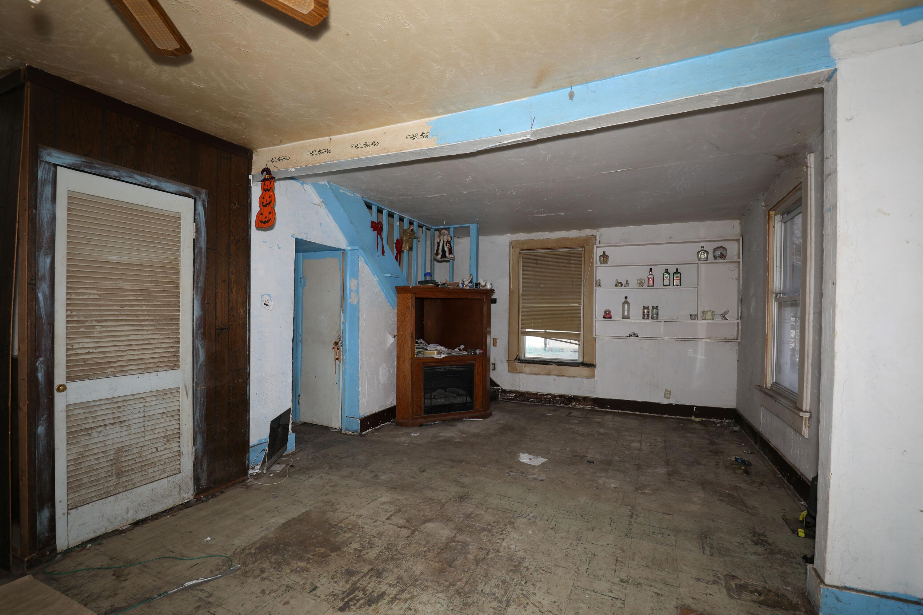 1615 West 1st Street Marion, IN 46952 - Photo 2 of 42 a view of a livingroom with a fireplace
