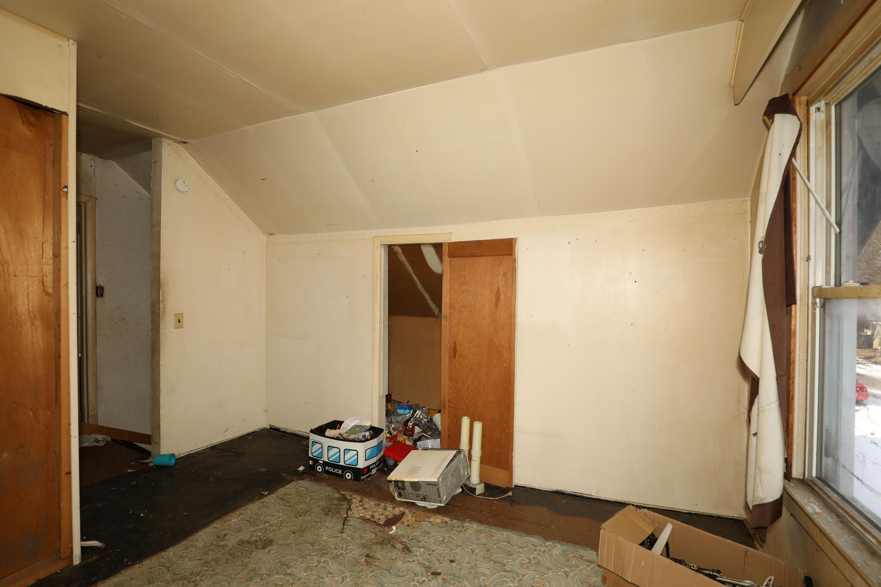 1615 West 1st Street Marion, IN 46952 - Photo 28 of 42 a view of room with wooden floor and furniture