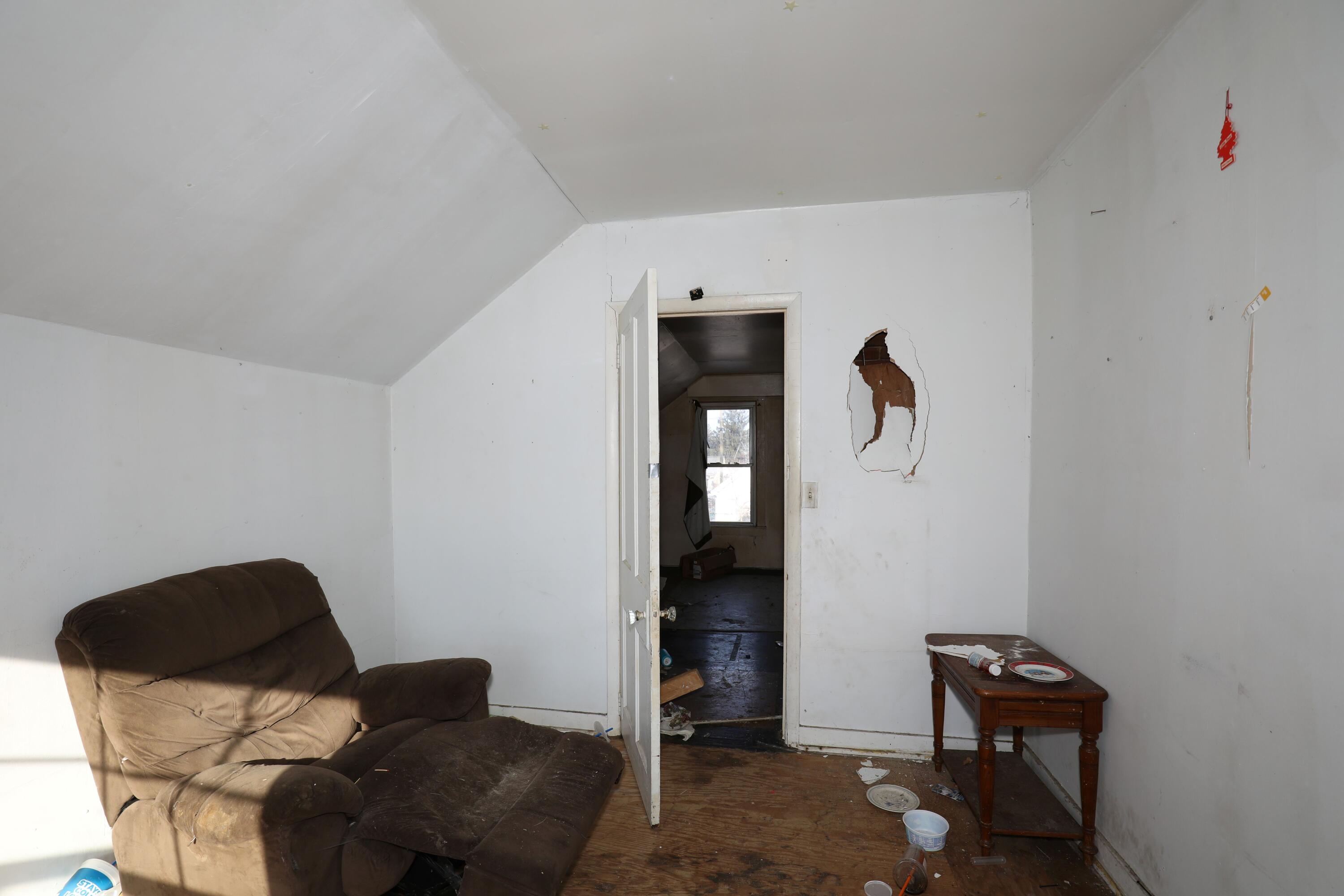 1615 West 1st Street Marion, IN 46952 - Photo 31 of 42 a living room with furniture