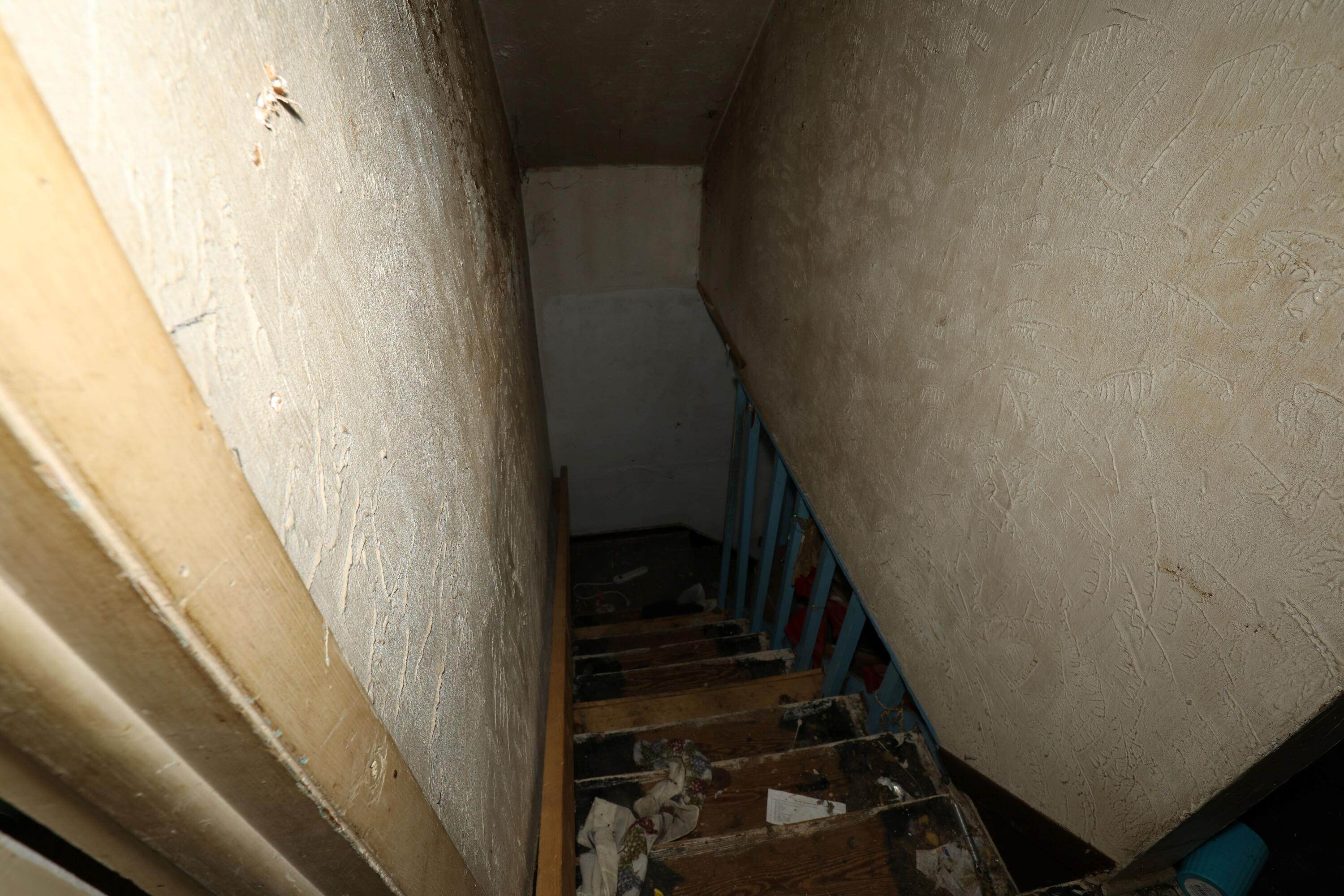 1615 West 1st Street Marion, IN 46952 - Photo 35 of 42 a view of stairs