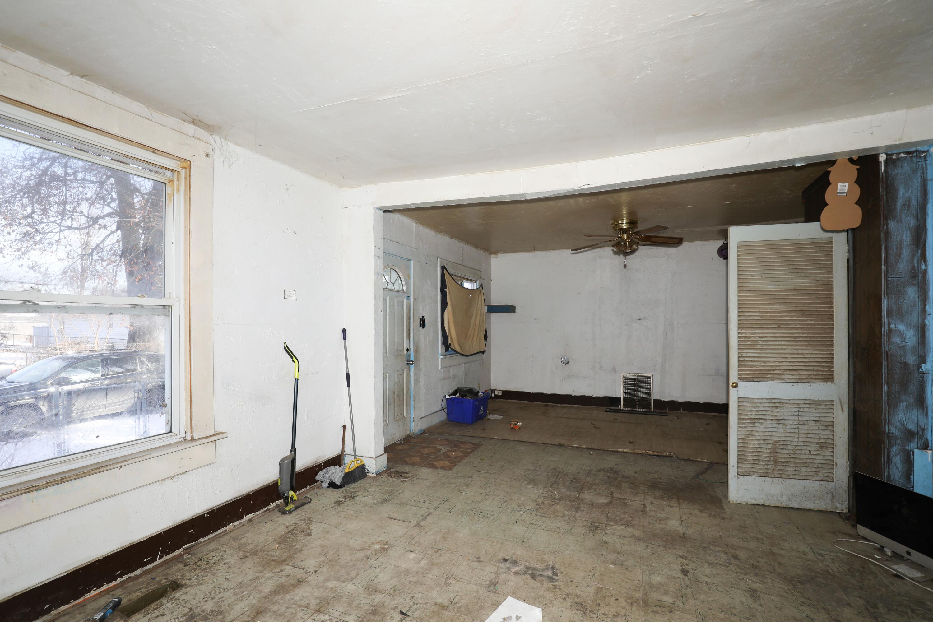 1615 West 1st Street Marion, IN 46952 - Photo 36 of 42 a view of a garage