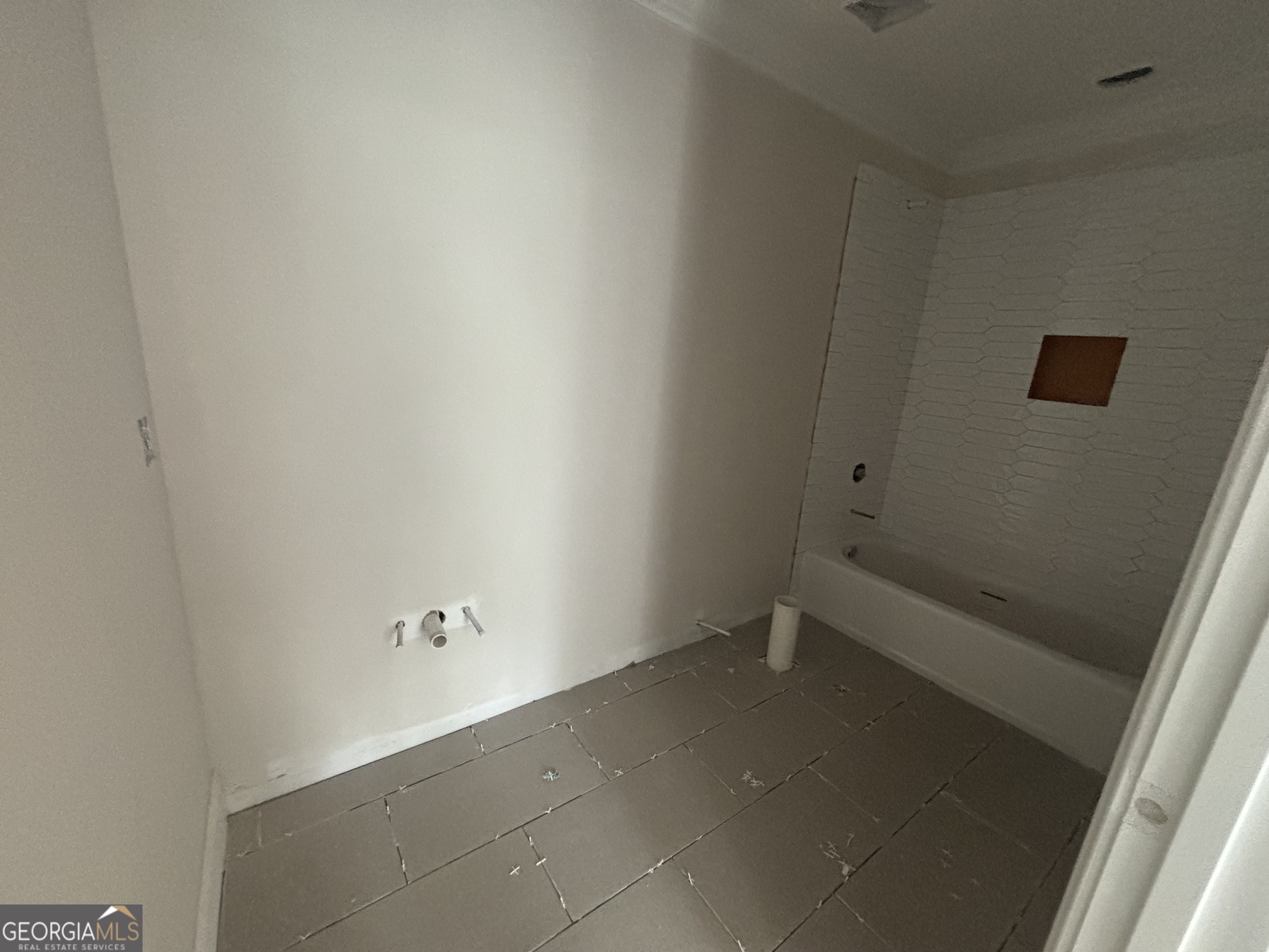 119 Hampton Point Drive St. Simons Island, GA 31522 - Photo 25 of 37 a bathroom with a bathtub