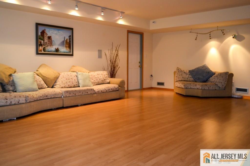 8 Sherwood Road Edison, NJ 08820 - Photo 4 of 20