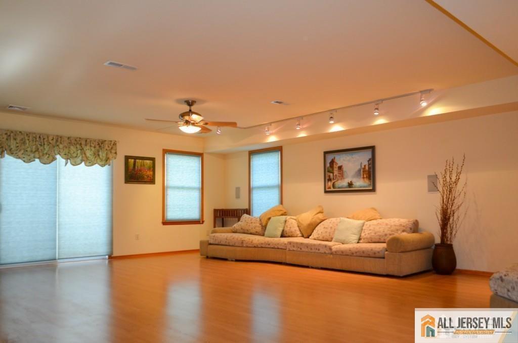 8 Sherwood Road Edison, NJ 08820 - Photo 5 of 20