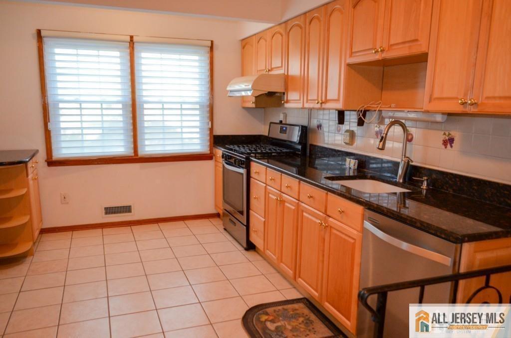 8 Sherwood Road Edison, NJ 08820 - Photo 6 of 20