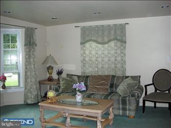 25 Lanfair Road Cheltenham, PA 19012 - Photo 2 of 6 Living Room