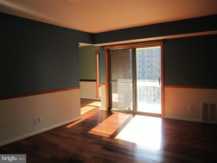 220-11 Echelon Road Voorhees, NJ 08043 - Photo 4 of 12 Living Room