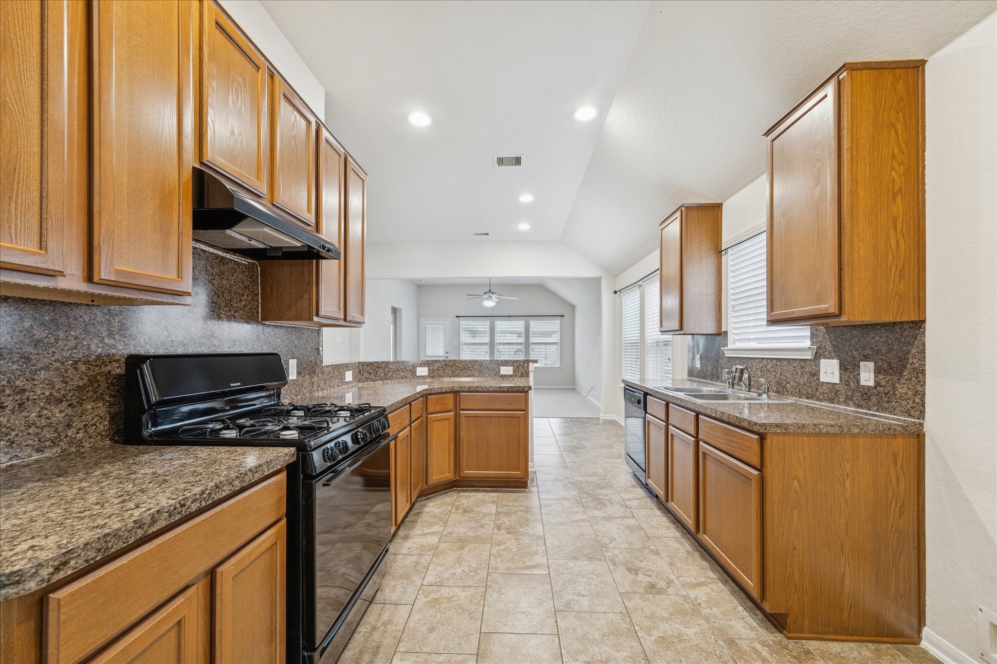 8211 Pastel Dawn Trace Houston, TX 77049 - Photo 6 of 20