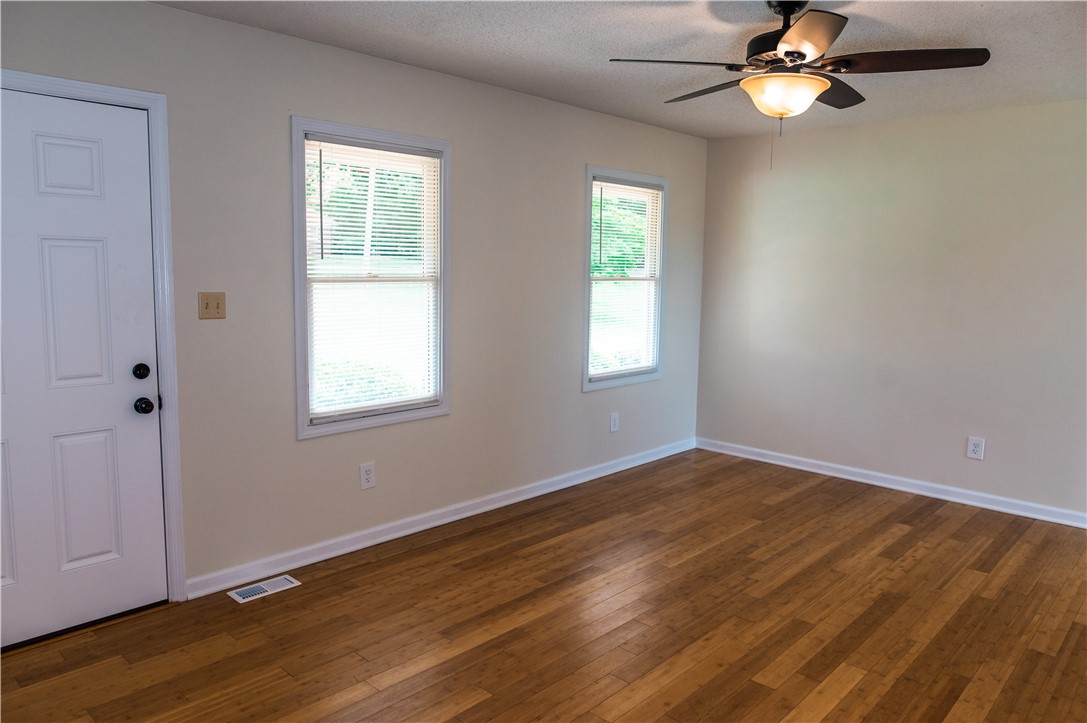 204 Dalton Hill Road Easley, SC 29640 - Photo 9 of 33 LIVING ROOM