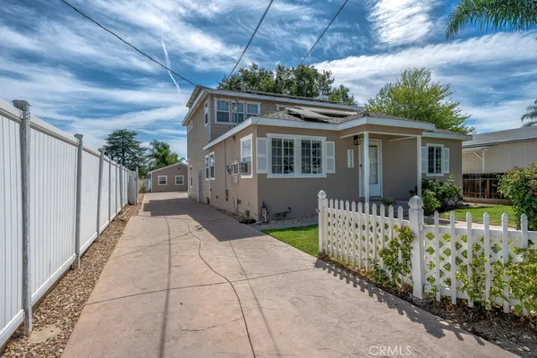a view of a house with a small yard and plants