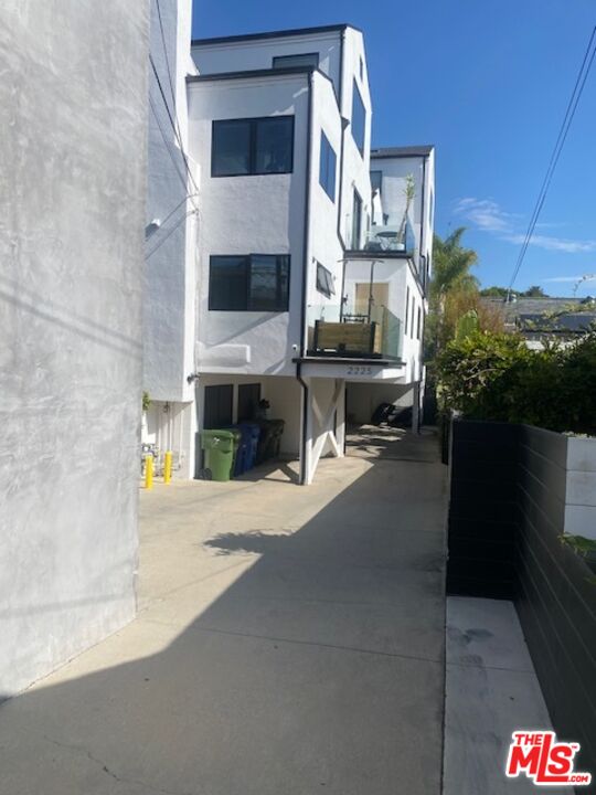 2225 4th Street, Unit B Santa Monica, CA 90405 - Photo 11 of 11 a view of a terrace with seating area