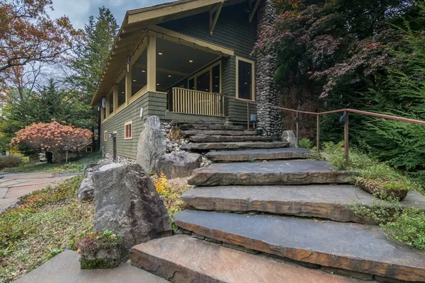 a view of a house with a yard
