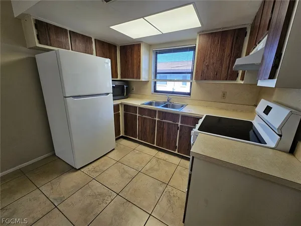 $1,000 | 1221 Southeast 46th Lane, Unit K, Cape Coral, FL 33904