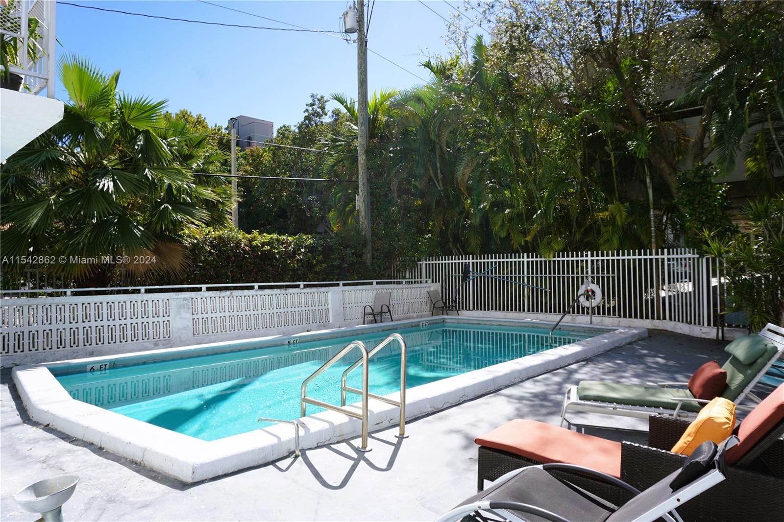 1340 Lincoln Road, Unit 608 Miami Beach, FL 33139 - Photo 10 of 10 a view of a backyard with a tub