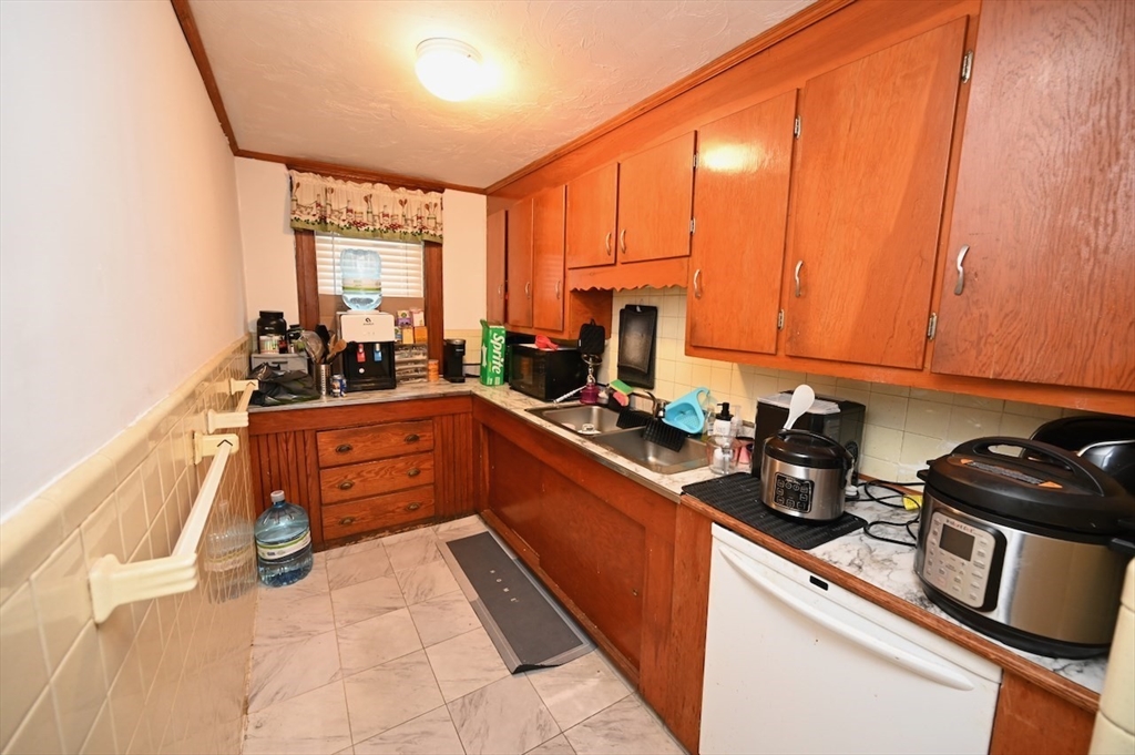14 Derby Street Worcester, MA 01604 - Photo 12 of 23
