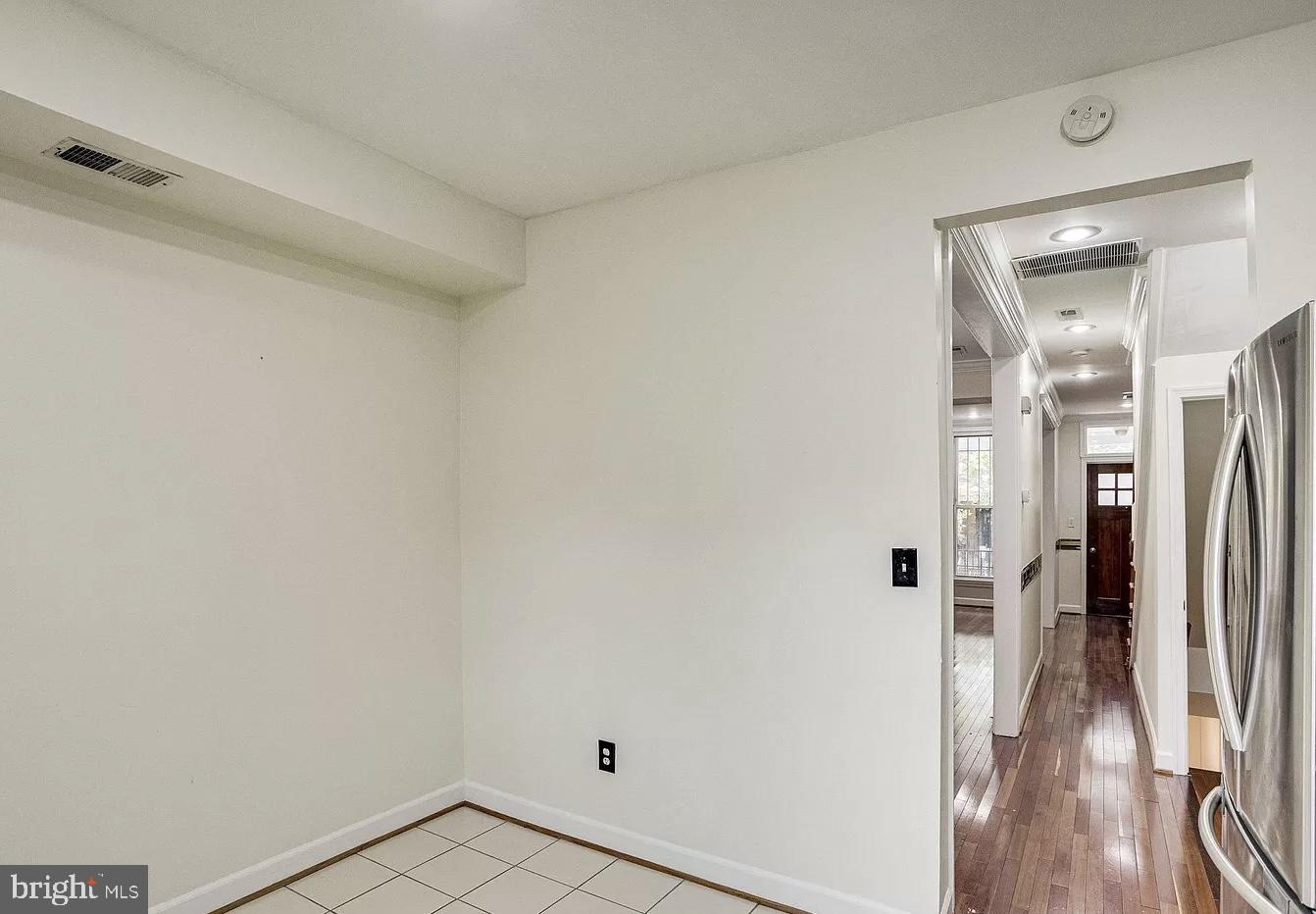 595 Columbia Road Northwest Washington, DC 20001 - Photo 13 of 36 a view of a hallway with a white walls
