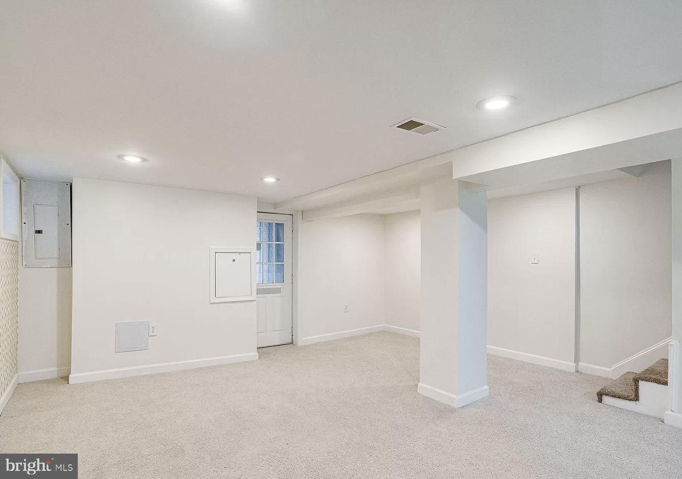 595 Columbia Road Northwest Washington, DC 20001 - Photo 30 of 36 a view of an empty room