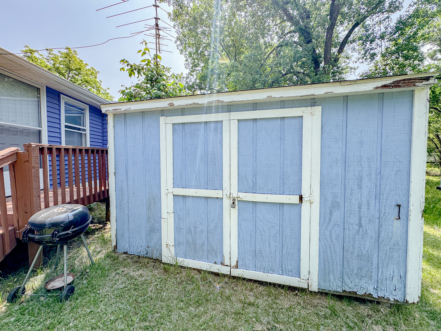 11-221 Woodhaven Sublette, IL 61367 - Photo 4 of 22 a view of a backyard with a large tub and plants