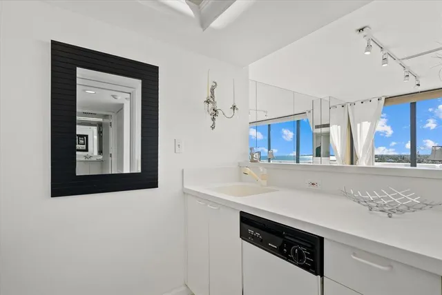 $690,000 | 5400 Ocean Boulevard, Unit 805, Sarasota, FL 34242