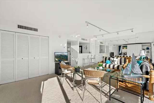 $690,000 | 5400 Ocean Boulevard, Unit 805, Sarasota, FL 34242