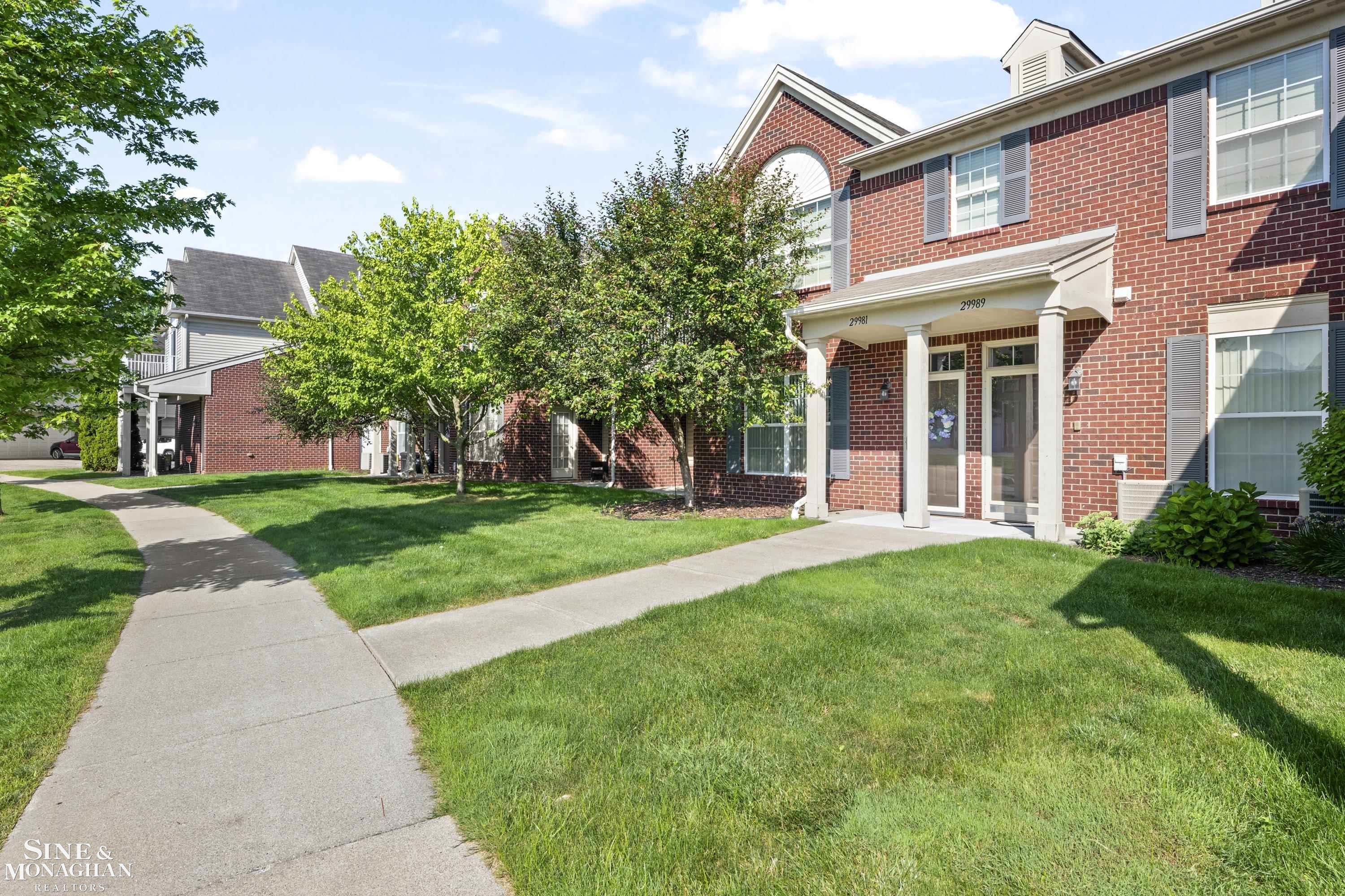 29981 Fox Run Circle Warren, MI 48092 - Photo 2 of 34 50213994-e41859df-9e47-494d-a129-c1485b0fe1d0.JPG
