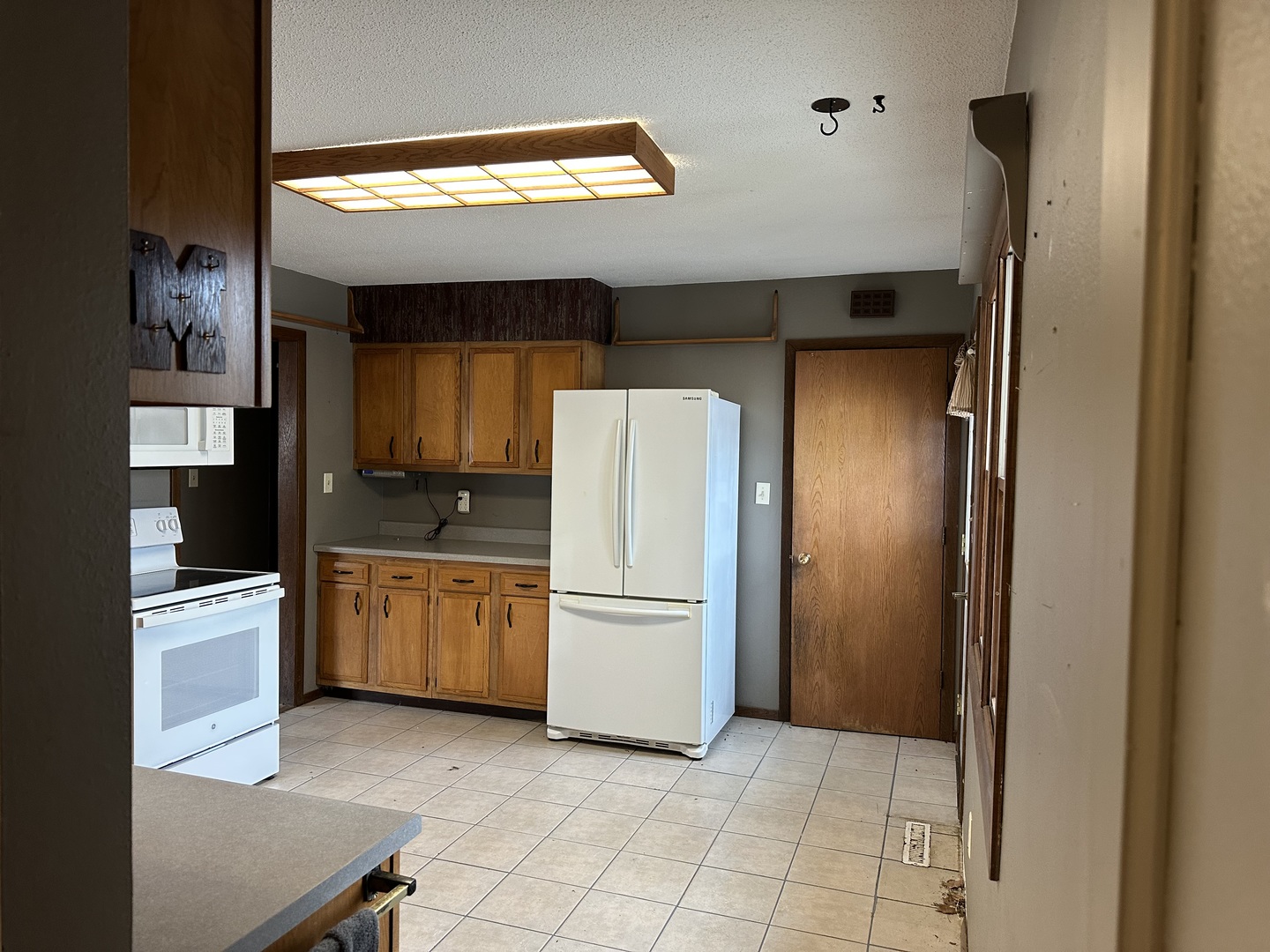 12855 Lawrence Road Sterling, IL 61081 - Photo 7 of 30 a kitchen with stainless steel appliances a refrigerator and a stove top oven