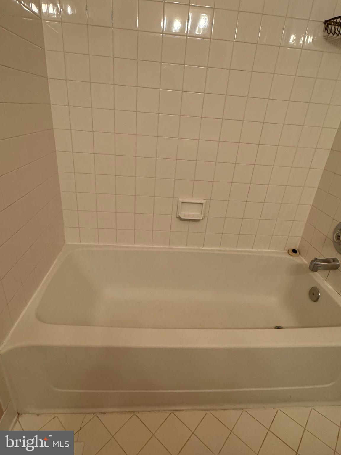 10424 Bermuda Lane Manassas, VA 20109 - Photo 21 of 32 a bathroom with a bathtub